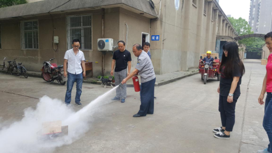 工作人員正在進行消防演習